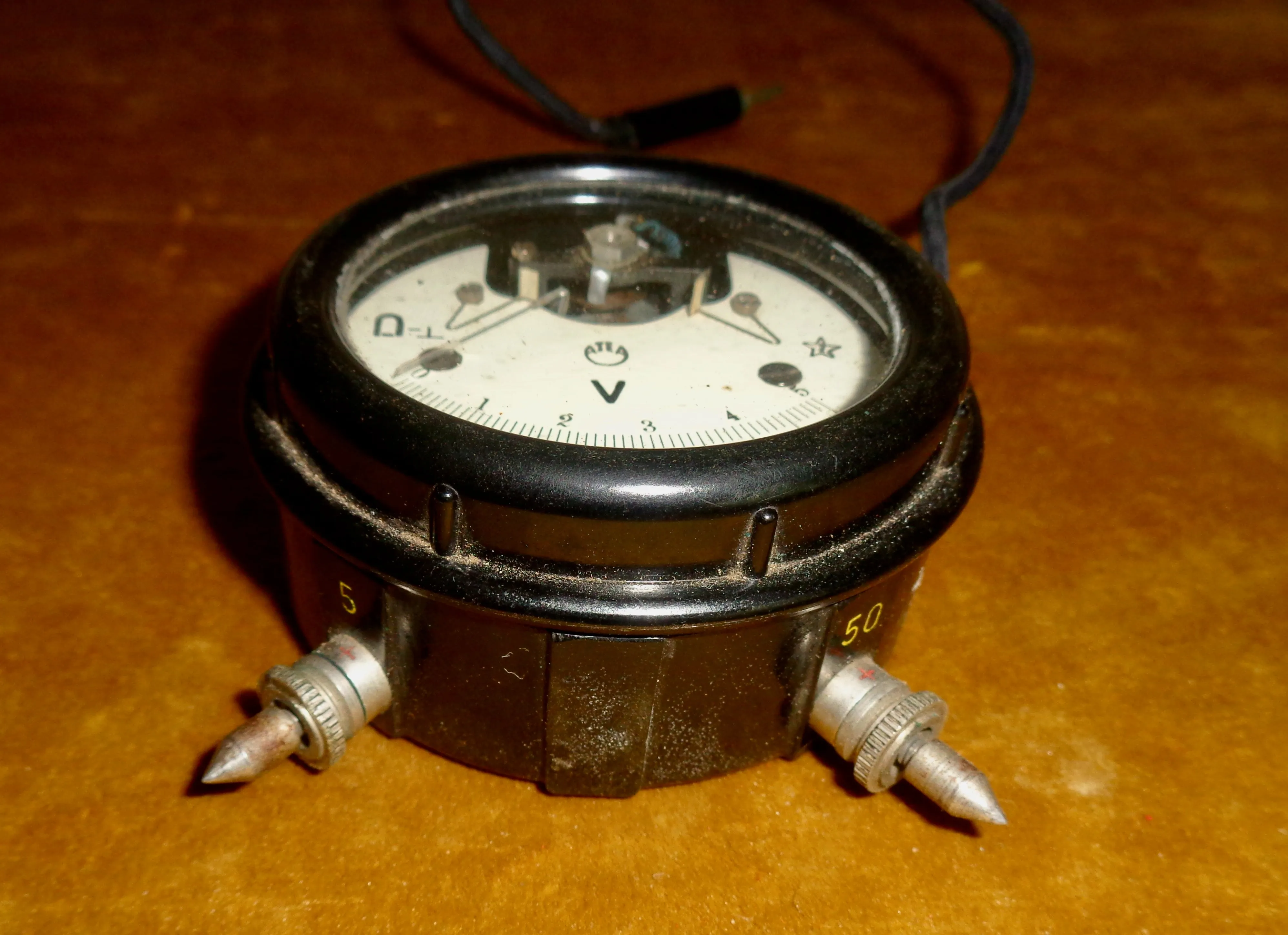 1930s ATEA Pocket Voltmeter Measuring 0-5 Volts and 0-50 Volts in A Brown Leather Case